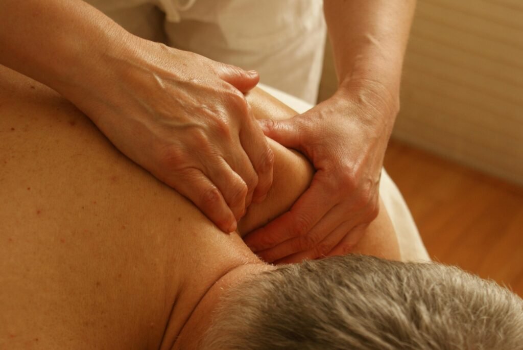 主页 26 Close-up of a therapist giving a relaxing shoulder massage, enhancing wellness and stress relief.