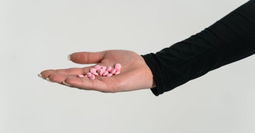 中药与西药的区别:不是对立,而是思路不同 1 A close-up view of an outstretched hand holding pink pills against a white background.